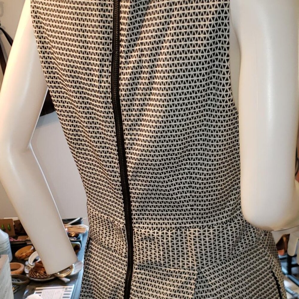 NWOT black and white geometric print fit and flare dress size Large - Picture 3 of 10